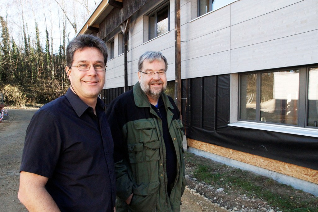 Oscar Cherbuin, directeur de l'ARCAM, et Jean-François Rubin, président du Conseil de Fondation de la Maison de la Rivière, devant l'annexe qui accueillera les start-ups.