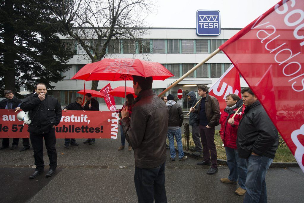 Des syndicalistes et des militants du parti socialistes manifestent pour denonce le manque de protection des delegues syndicaux ce mercredi 6 mars 2013 a Renens devant l'entreprise Tesa. (KEYSTONE/Jean-Christophe Bott)