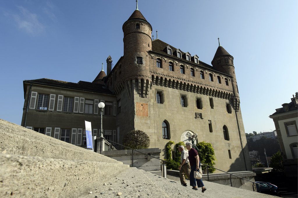 Des personnes visitent le Château Saint-Maire qui abrite le siège du gouvernement vaudois à Lausanne lors de la 19ème édition des Journées européennes du patrimoine.