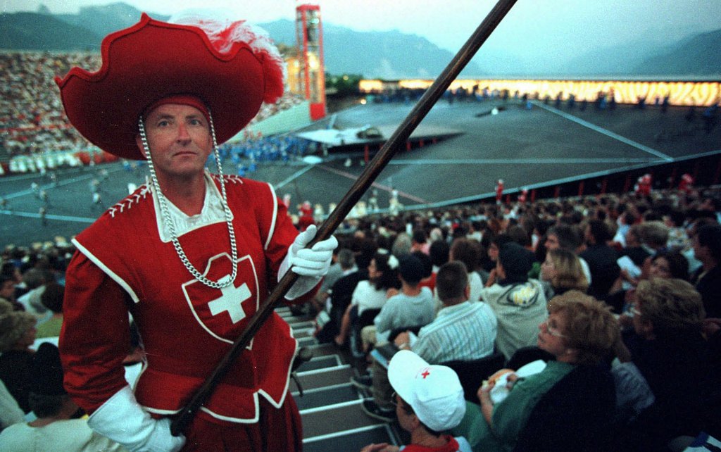 Un membre des cents suisses lors de la 1er representation de la fete des Vignerons lundi 26 juillet 1999. (KEYSTONE/Patrick Aviolat)