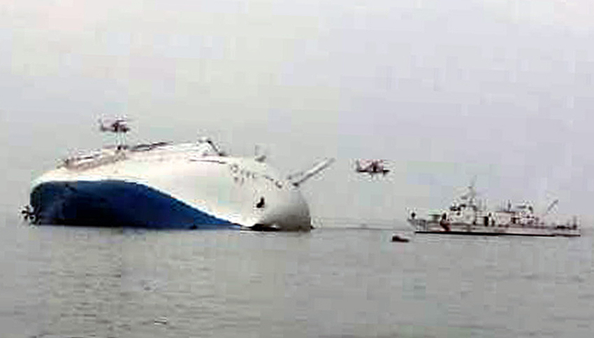South Korea rescue helicopters fly over to rescue passengers from passenger ship Sewol in the water off the southern coast in South Korea, Wednesday, April 16, 2014. A government office says the South Korean ship carrying about 470 people have sent a distress call off the southern coast after it began tittering to one side. (AP Photo/Yonhap) KOREA OUT