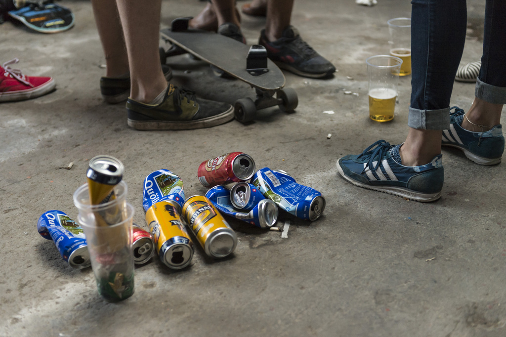 Junge Fussballfans schauen sich die WM-Viertelfinal-Partie Argentinien-Schweiz vor dem Restaurant Wartsaal im Berner Lorrainequartier an, am Dienstag, 1. Juli 2014 in Bern. (KEYSTONE/Alessandro della Valle)