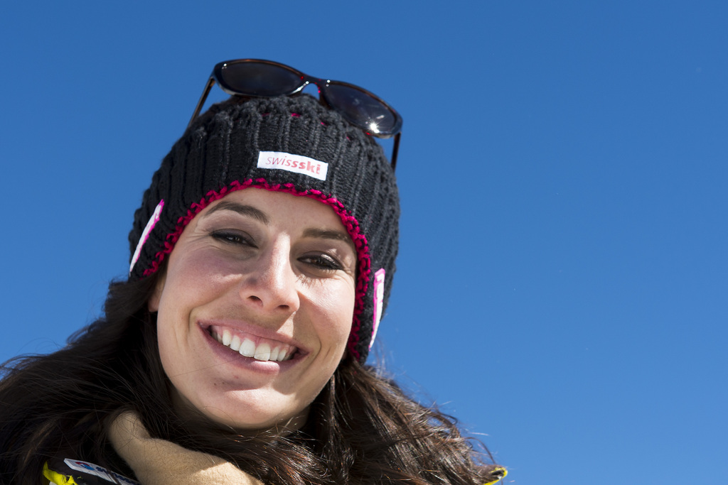 La skieuse suisse Dominique Gisin pose devant le ciel bleu pendant la journee ouverte a la presse par Swiss-Ski lors de la semaine publicitaire, Werbewoche, ce lundi 22 septembre 2014 sur le glacier Allalin a Saas-Fee en Valais. (KEYSTONE/Jean-Christophe Bott)