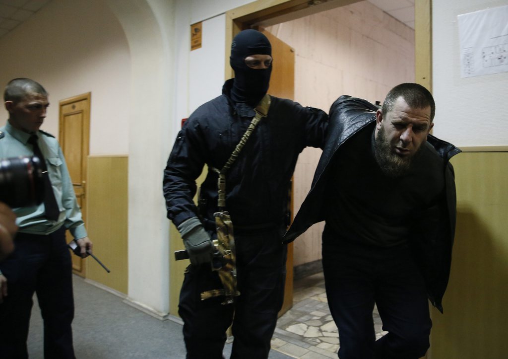 La police a identifié cinq suspects. Quatre d'entre eux ont été arrêtés. Le cinquième s'est suicidé à Grozny, en Tchétchénie.