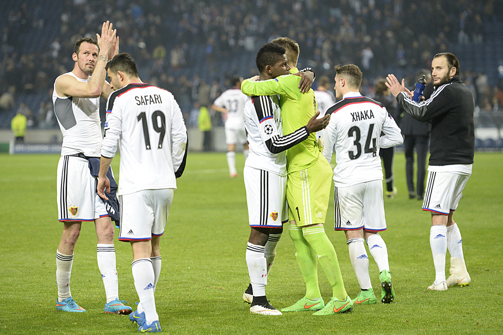 The players of Switzerland's FC Basel thank the fans after losing the UEFA Champions League round of sixteen second leg soccer match against Portugal's FC Porto in the Dragao stadium in Porto, Portugal, on Tuesday, March 10, 2015. (KEYSTONE/Georgios Kefalas)