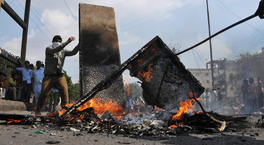 epa04663323 Pakistani Christians set fires during a protest in the aftermath of two suicide attacks targeting two churches in a Christian area in Lahore, Karachi, Pakistan, 15 March 2015. According to reports as many as 14 worshippers may have been killed and more than 50 wounded when two suicide bombers blew themselves up at two Churches in Lahore, with following protests demanding greater protection for Christians becoming violent as clashes ocurred with Pakistani security services and two people have reportedly been beaten to death. A local militant group has claimed responsibility for the attacks.  EPA/SHAHZAIB AKBER