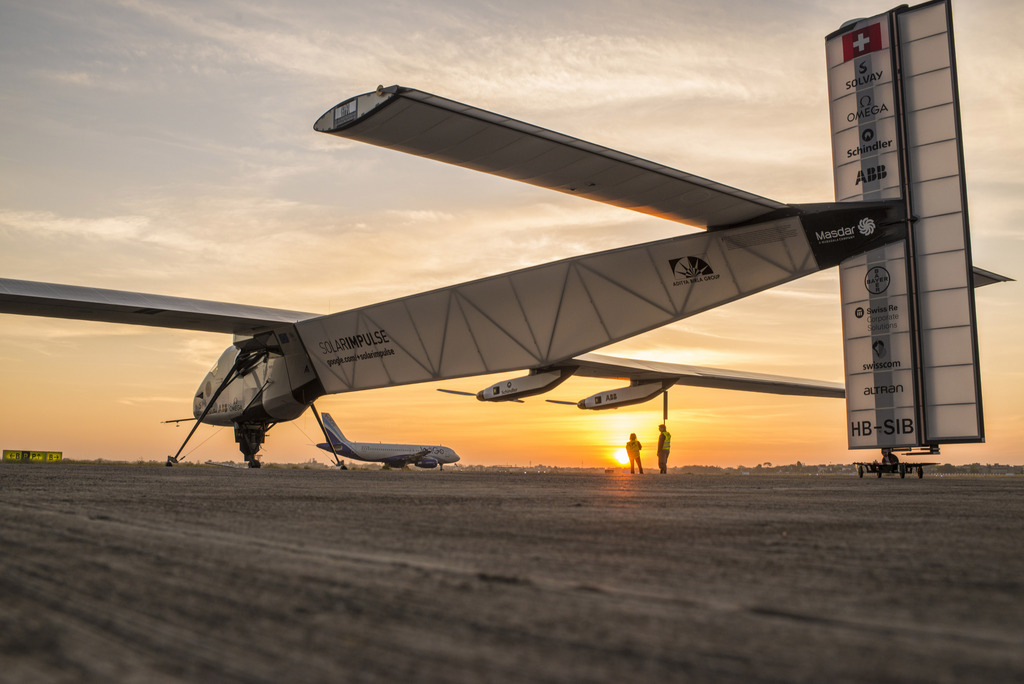 HANDOUT - In this Wednesday, March 18, 2015 photo released by Solar Impulse, the Swiss solar-powered plane Solar Impulse 2, HB-SIB, takes off with Swiss explorer Andre Borshberg on board for the third leg Ahmedabad to Varanasi, of the Round-The-World, in Ahmedabad, India, Wednesday, March 18, 2015. Swiss explorers Bertrand Piccard and Andre Borschberg attempt to circumnavigate the world flying with an aircraft, with a 72 metres wingspan, powered only by solar energy  without a drop of fuel. (KEYSTONE/Solar Impulse) *** NO SALES, DARF NUR MIT VOLLSTAENDIGER QUELLENANGABE VERWENDET WERDEN ***