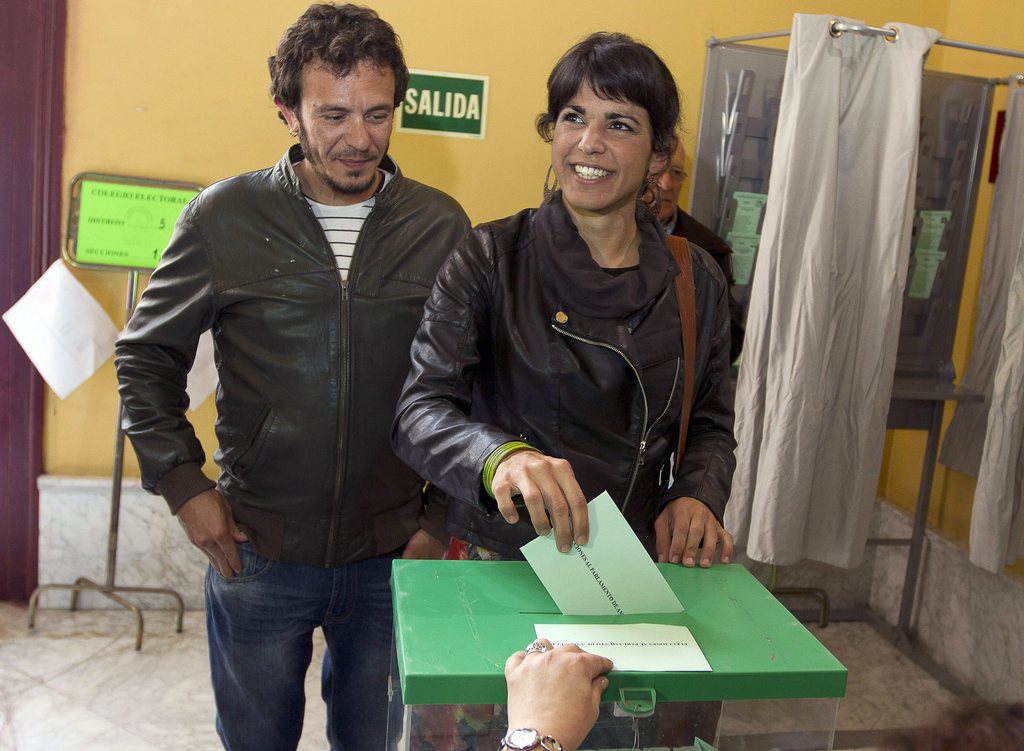 epa04674326 Podemos Party's candidate for the Presidency of Andalusia, Teresa Rodriguez (R) casts her vote at a polling station for Andalusian regional elections in Cadiz, southern Spain, 22 March 2015. Elections in the autonomous, unemployment-shaken region is kicking off a key election year for Spain.  EPA/ROMAN RIOS