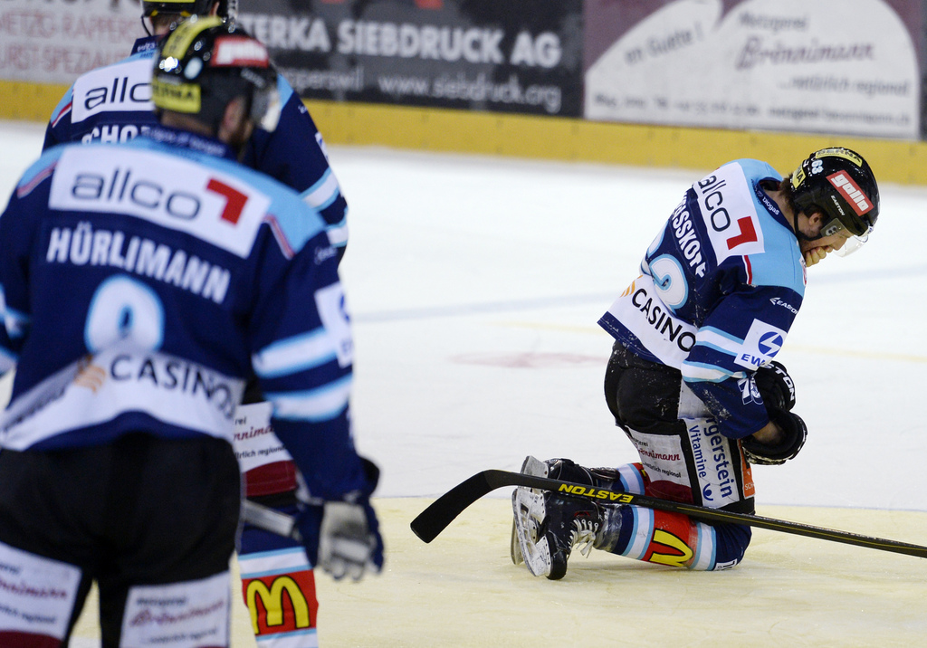 Dan Weisskopf de Rapperswil semble avoir vécu un match difficile.