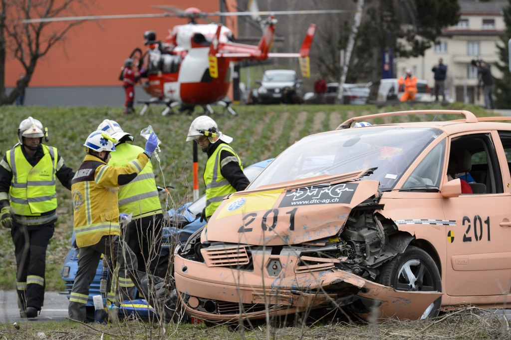 Le crash-test a impliqué la collision de deux véhicules télécommandés.