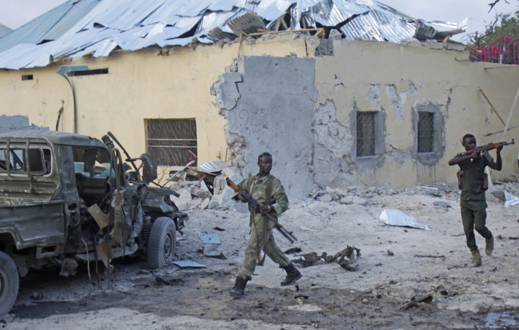 Des soldats somaliens prennent position après l'explosion d'une voiture piégée.