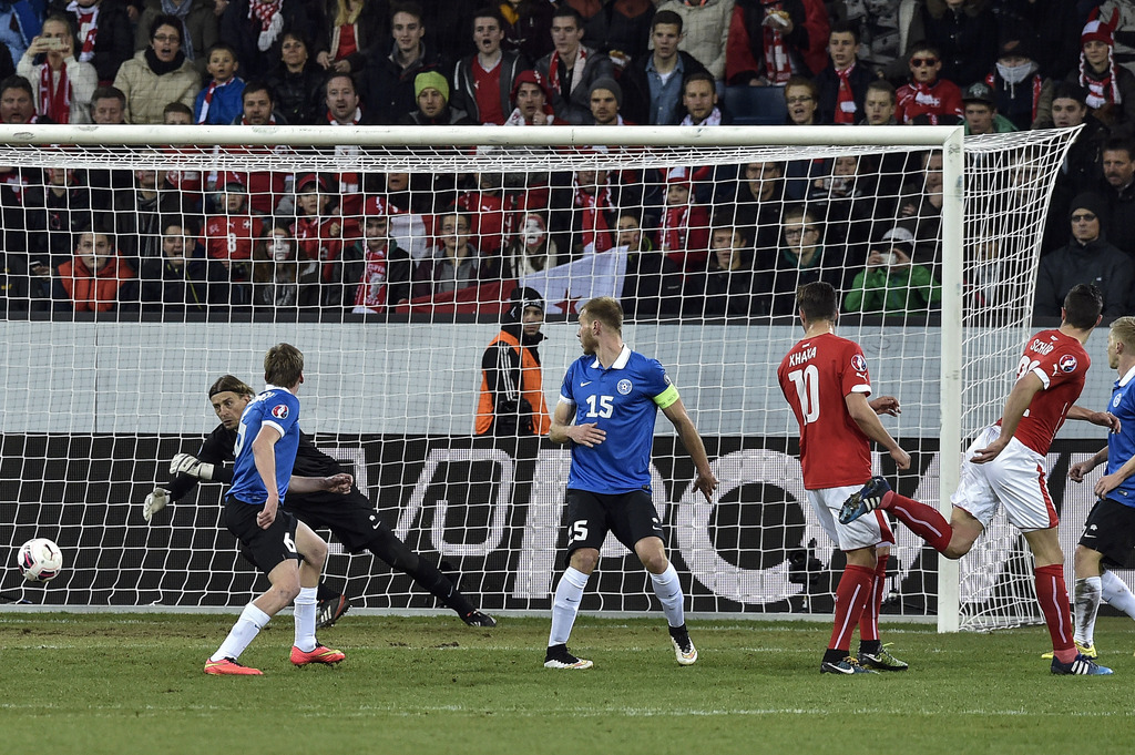 Le coup de tête du défenseur Fabian Schär (à droite, en rouge) est imparable pour le gardien estonien Sergei Pareiko: la Suisse mène 1-0.