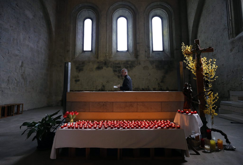 Devant l'autel, 150 petites bougies ont été allumées.