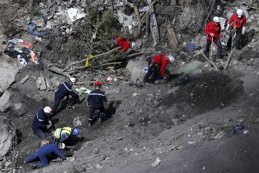 epa04685060 Search works to collect debris and find the second black box resume at the crash site of the Germanwings Airbus A320 in the French Alps, above the town of Seyne-les-Alpes, southeastern France, 29 March 2015. Search crews resumed helicopter flights to the remote mountainside where Germanwings Flight 4U 9525 from Barcelona to Duesseldorf crashed after a rapid descent, killing all 150 people aboard on 24 March.  EPA/YOAN VALAT
