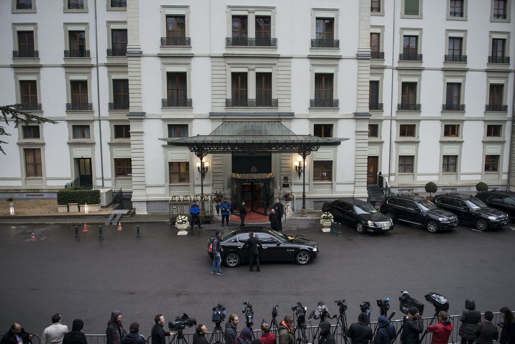 Les membres de la presse au moment de l'arrivée des délégués à l'Hôtel Beau-Rivage Palace de Lausanne.