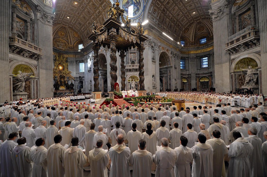 epa04689568 A general view as Pope Francis celebrates the Crisma mass at St Peter's Basilic in the Vatican, 02 April 2015.  EPA/MAURIZIO BRAMBATTI