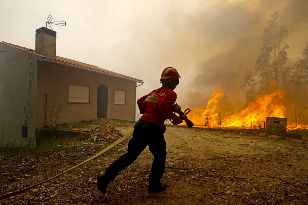 epa04689994 A fireman fights a forest fire at Sever do Vouga, North of Portugal, 02 April 2015. The fire broke at about 06:50 AM and this afternoon gathered about 200 firemen and two helicopters.  EPA/JOSE COELHO