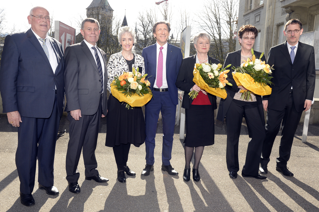 Le nouveau gouvernement zurichois prend la pause. De gauche à droite: Markus Kägi, Ernst Stocker, Carmen Walker Spaech, Thomas Heiniger, Jacqueline FEhr, Silvia Steiner et Mario Fehr.