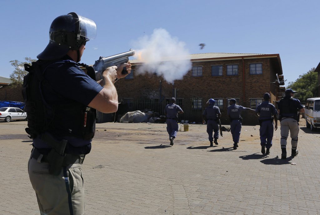 La police sud-africaine a tiré des balles en caoutchouc et des grenades lacrymogènes pour disperser des manifestants anti-immigrés.