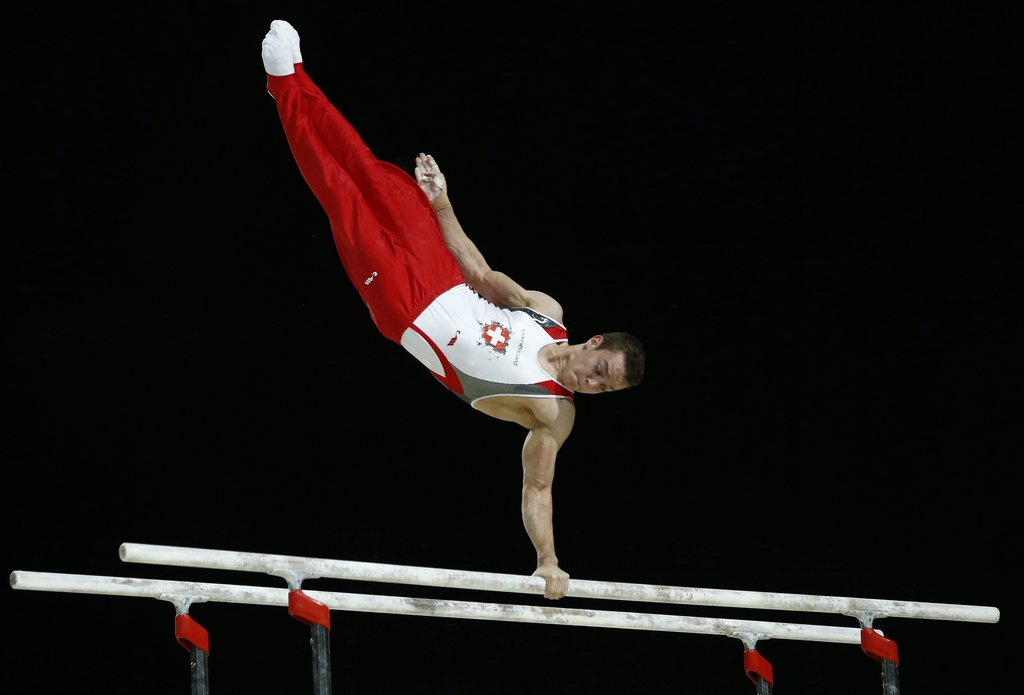 Christian Baumann remporte une magnifique médaille d'argent aux barres parallèles.