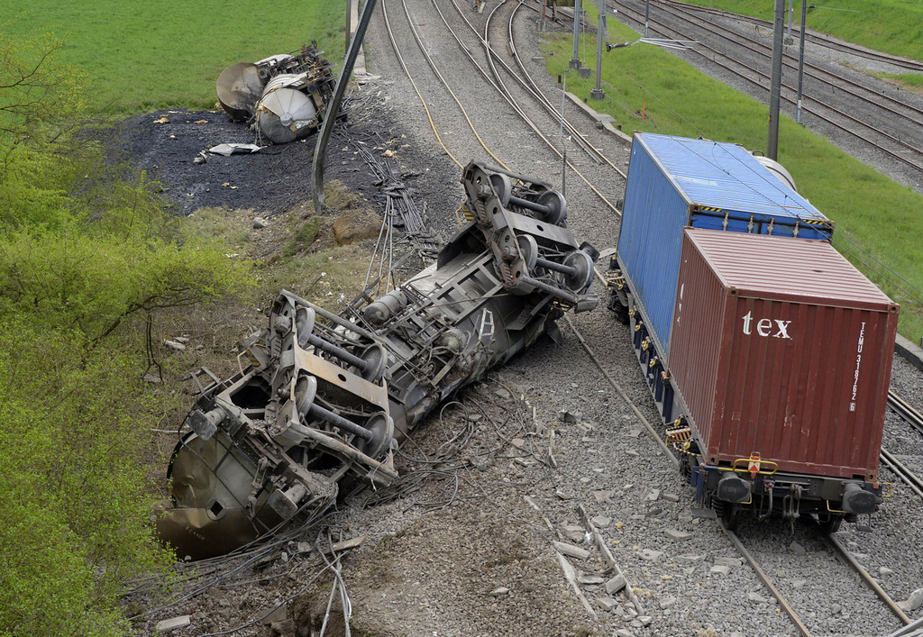 Des wagons citerne photographies couche suite a un deraillent d'un train marchandise CFF ce samedi 25 avril 2015 a Daillens. Un train de marchandises a deraille ce matin a 2h54 en gare de Daillens. Il n?y a pas de blesses. Le convoi transportait des marchandises dangereuses. D'apres les premieres constatations, six wagons ont derailles; cinq d'entre eux se sont retournes.(KEYSTONE/Christian Brun)