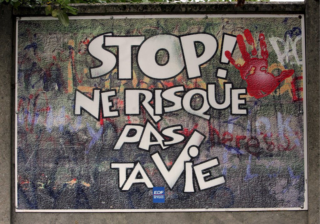 A bloodied hand impression has been added by a grafitti artist to one of the warning signs EDF has put at their transformer station entrance in Clichy-sur-Bois, near Paris, France, Tuesday 24 October 2006, where two teenagers, Zyed Benna and Bouna Traore, died by electrocution, on 27 October 2005, as they hid with friend Muhittin Altun at an EDF transformer station while fleeing from what they believed was a Police chase. The incident provoked a series of urban violence throughout Paris poor suburbs.  (KEYSTONE/EPA/LUCAS DOLEGA)