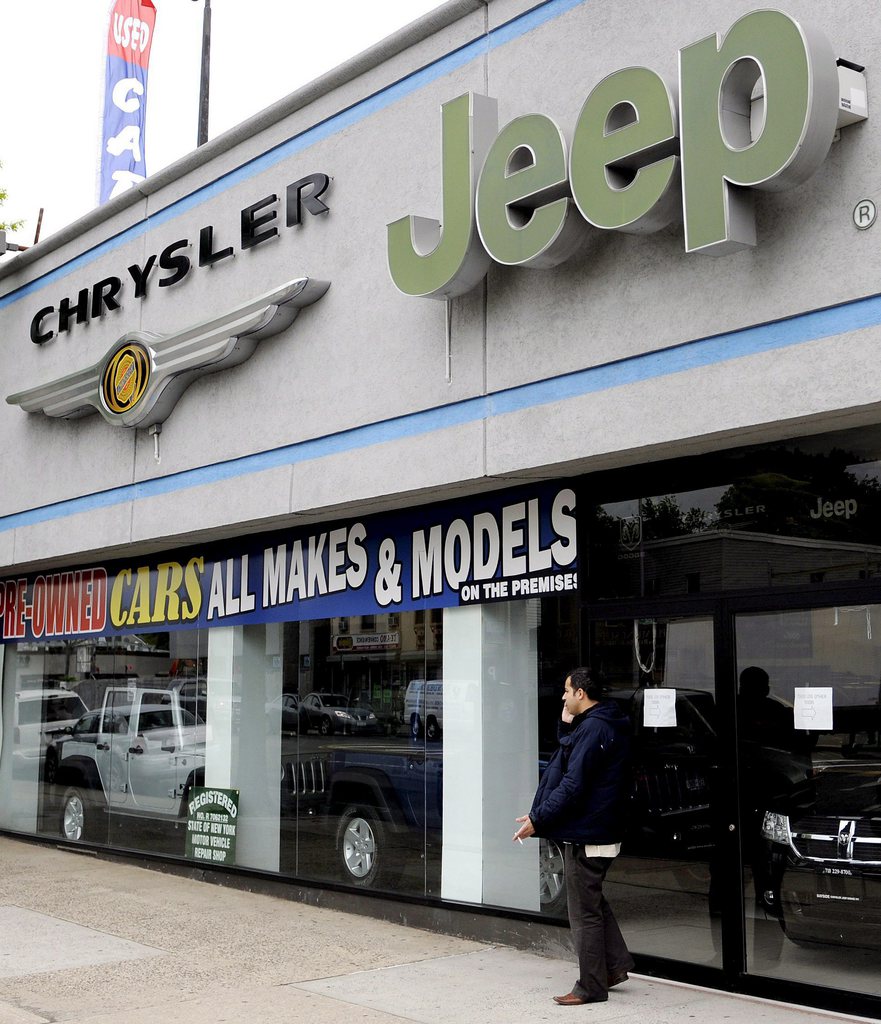 A view of a Chrysler automotive dealership in New York, New York, USA, on 14 May 2009. Chrysler LLC reportedly wants close 789 of its 3,200 dealerships by early next month according a bankruptcy court filing.  EPA/JUSTIN LANE