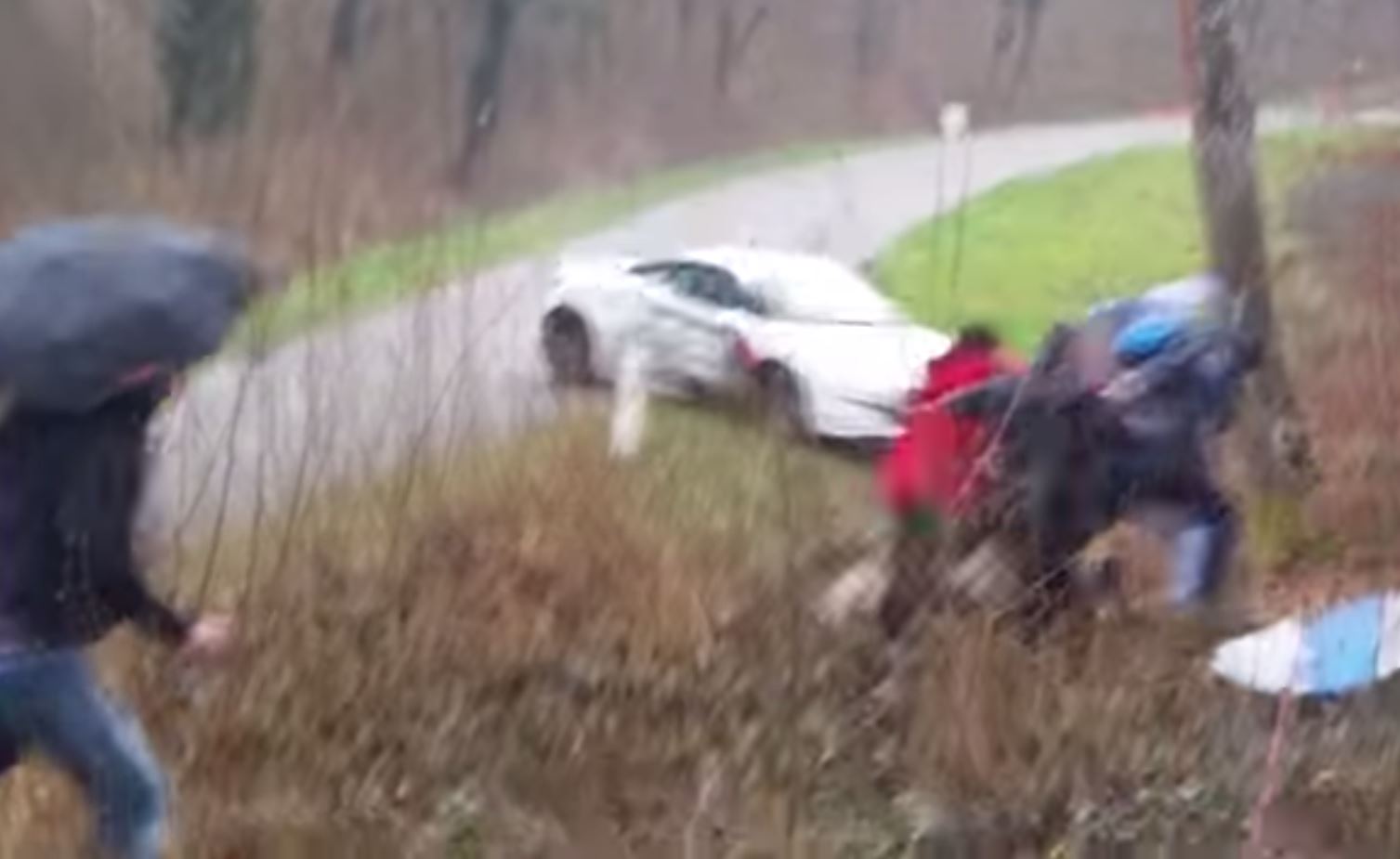 La voiture est arrivée en pleine vitesse dans un groupe de spectateurs.