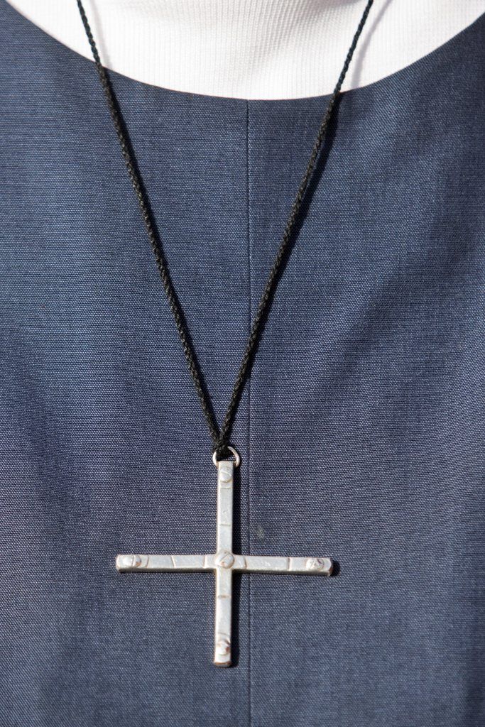 A nun carrying a necklace with a cross, pictured on October 31, 2009 in Flueeli-Ranft in the canton of Obwalden, Switzerland. (KEYSTONE/Alessandro Della Bella) 

Eine Schwester traegt ein Kreuz um den Hals, aufgenommen am 31. Oktober 2009 in Flueeli-Ranft im Kanton Obwalden. (KEYSTONE/Alessandro Della Bella)