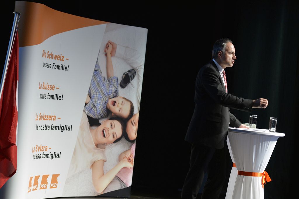 Parteipraesident der CVP Christophe Darbellay bei seiner Rede an der Delegiertenversammlung der CVP Schweiz in Brugg am Samstag, 25. April 2015. (KEYSTONE/Walter Bieri)