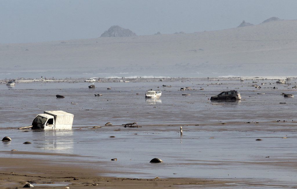 epa04682547 A general view of the wreckage caused by the river flow formed after torrential floods and rains in Chara?al, 1000 km north of Santiago de Chile, Chile, 27 March 2015. The third region in importance of the country is in a state of emergency after flooding that has left at least 9 people dead, 19 missing and thousands displaced.  EPA/FELIPE TRUEBA