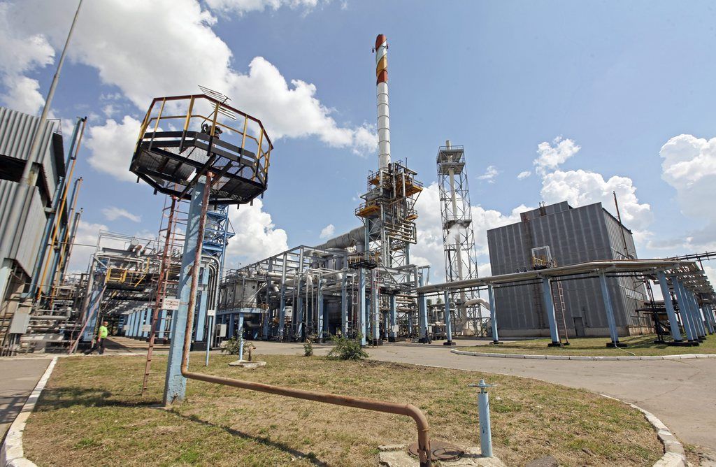 epa04343022 General view over the Ukrainian booster gas compressor station near Chervonodonetsk village, Kharkiv area, Ukraine, 06 August 2014. Ukraine increased its own gas extraction to reduce dependency from the Russian Gazprom supply.  EPA/SERGEI KOZLOV