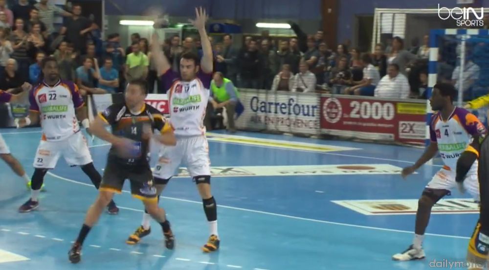Le demi-centre de l'équipe de handball d'Aix, Vladica Stojanovic, a inscrit un but à l'aveugle et en pleine lucarne.