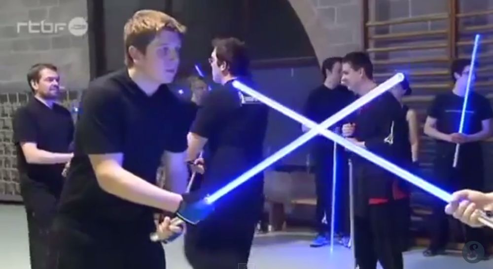 Un père et un fils ont ouvert une école de maniement du sabre laser en Belgique.