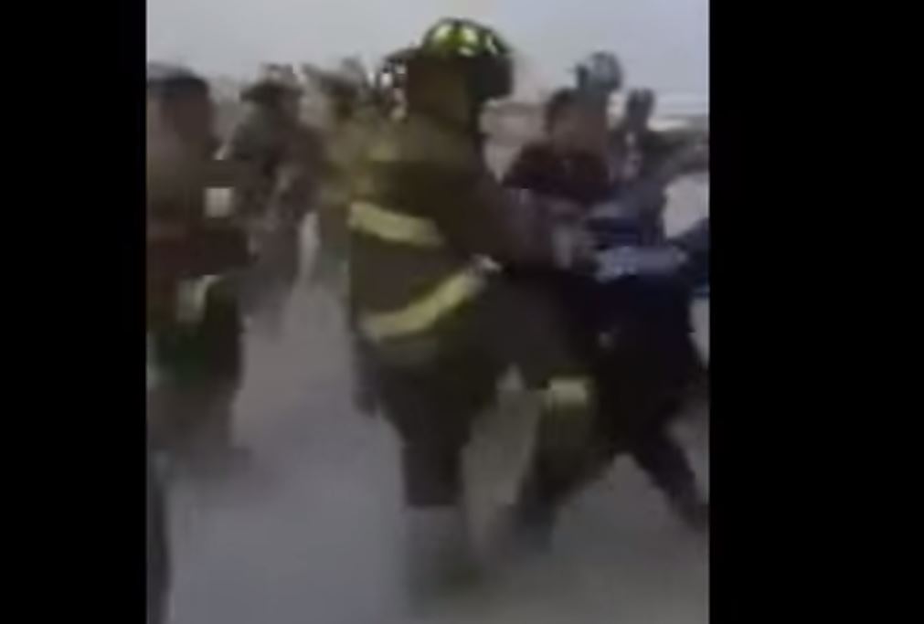 On distingue ici un pompier en train d'agresser un policier. Une scène peu banale dont le Mexique a le secret.