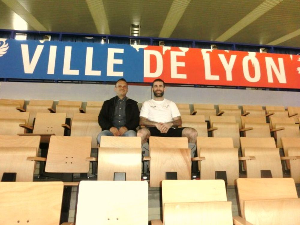 Laurent Perroton (à g.) a posé avec le capitaine français, Laurent Meunier, en marge du match France-Suisse, dimanche à Lyon.