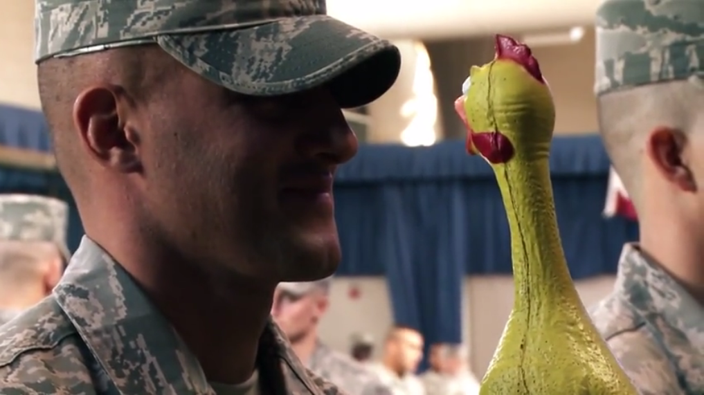 Les membres de la Garde d'honneur de l'US Air Force sont soumis au test du poulet en caoutchouc. 