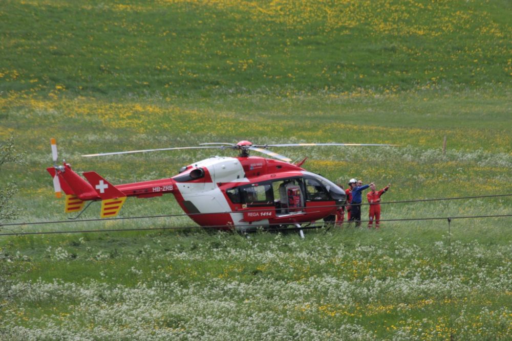 Ein Helikopter der Rega steht auf einem Feld, am Donnerstag, 26. Februar 2015, in Erstfeld. Nach einem Rettungsflug ist am Donnerstag ein Helikopter der Schweizerischen Rettungsflugwacht (Rega) bei der Landung in Erstfeld abgestuerzt. Von den vier Personen an Bord wurden gemaess Angaben der Urner Kantonspolizei drei Personen verletzt. (KEYSTONE/Urs Flueeler)