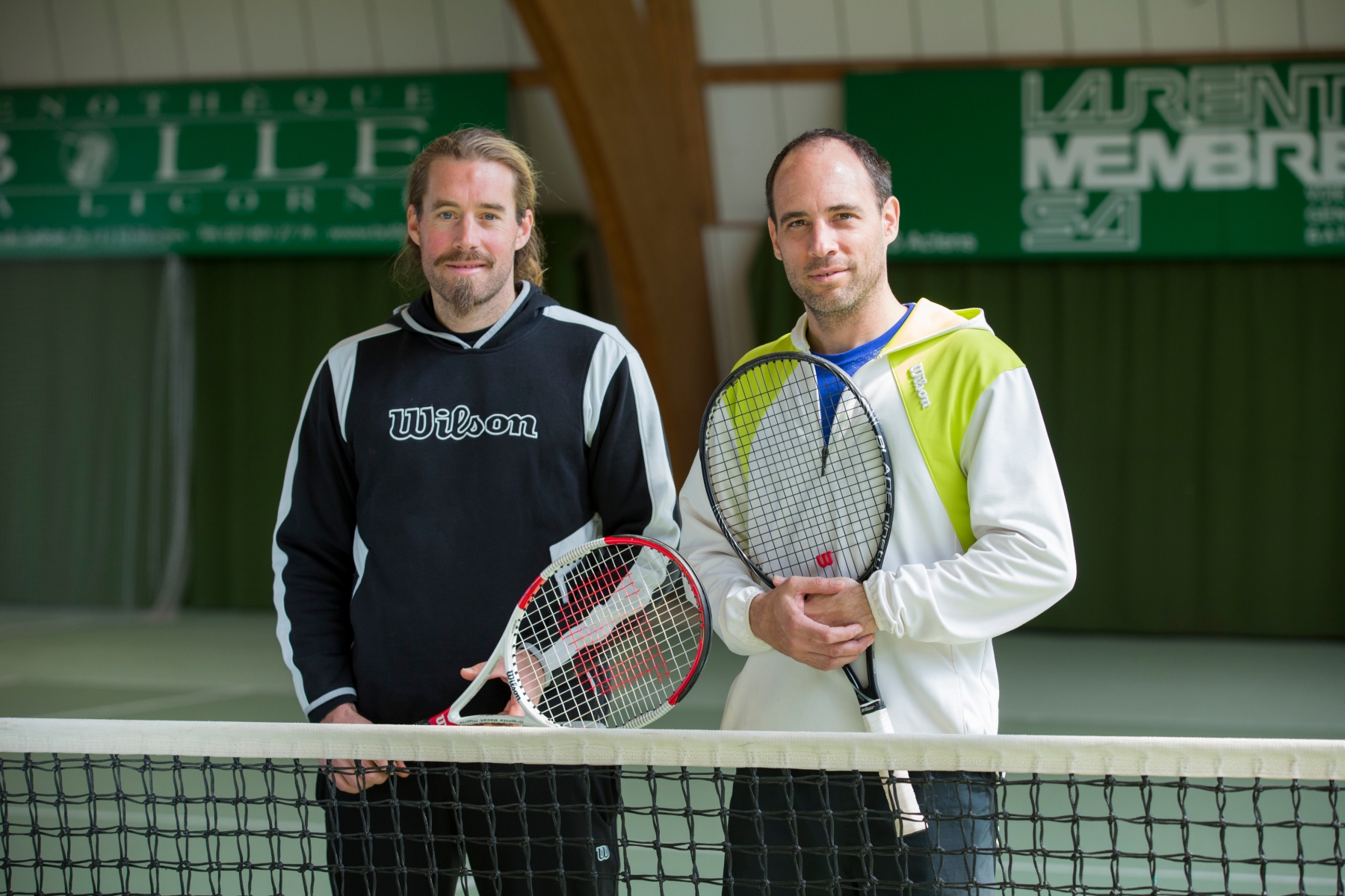 George Bastl pose avec le directeur du tournoi, Frédéric Nickl (à droite).