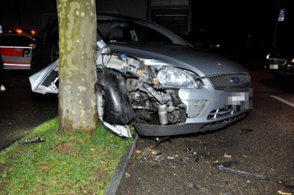 La voiture a été totalement détruite dans l'impact. Mais les deux jeunes filles sont indemnes.