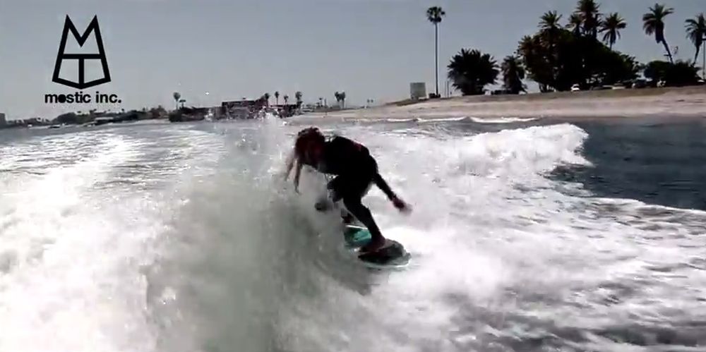 Un surfeur prend une vague avec élégance.