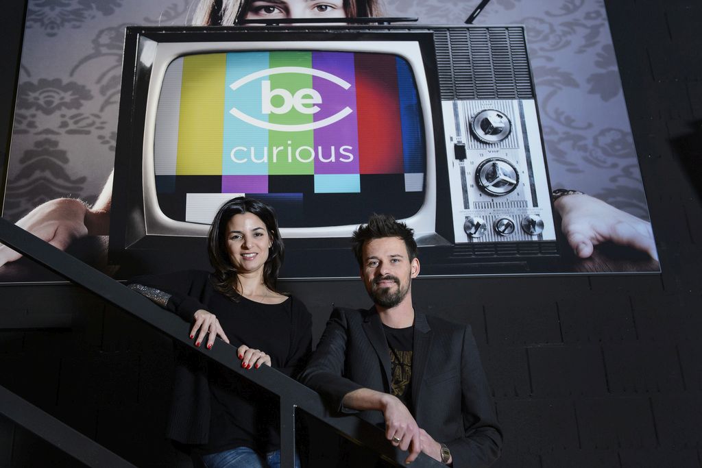 Leila Delarive, gauche, la fondatrice et Fred Valet, droite, le redacteur en chef, posent dans le studio de la nouvelle chaine de television Be Curious TV ce jeudi 5 mars 2015 a Preverenges. (KEYSTONE/Jean-Christophe Bott)