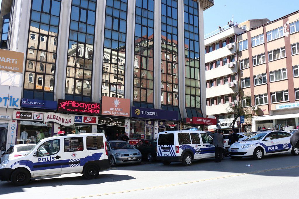 epa04688722 Turkish police guard in front of the Kartal district headquarter of Turkey's ruling Justice and Development Party (AKP) after two armed men broke into the building in Istanbul, Turkey 01 April 2015. The men ordered everyone inside the building in Istanbul's Kartal district to leave, ascended to the seventh floor and hung a Turkish flag featuring a sword out the window. The two men reportedly have been arrested.  EPA/DENIZ TOPRAK