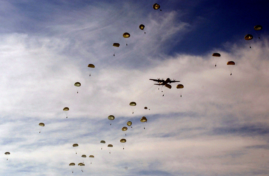 Les parachutistes de l'US Army, (ici lors d'une opération récente, en Italie), appelés pour former les soldats de la Garde nationale ukrainienne.