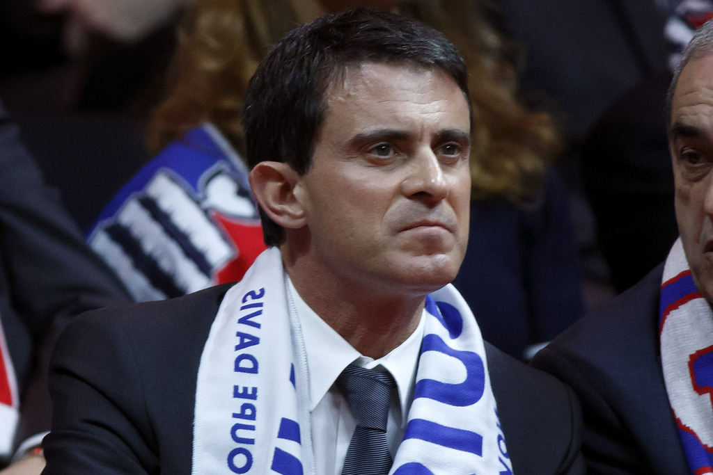 French Prime Minister Manuel Valls follows the match, during the first single match Jo-Wilfried Tsonga vs Stan Wawrinka  of the Davis Cup Final between France and Switzerland, at the Stadium Pierre Mauroy in Lille, France, Friday, November 21, 2014. (KEYSTONE/Salvatore Di Nolfi)