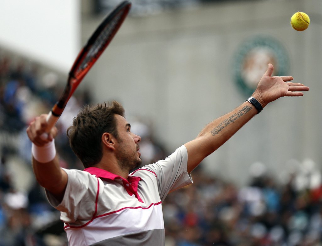 epa04777697 Stan Wawrinka of Switzerland in action against Gilles Simon of France during their fourth round match for the French Open tennis tournament at Roland Garros in Paris, France, 31 May 2015.  EPA/ETIENNE LAURENT