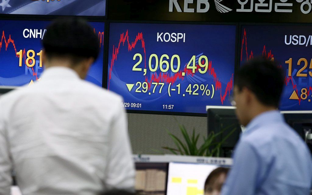 epa04823272 South Korean dealers work in front of monitors at the Exchange Bank in Seoul, South Korea, 29 June 2015. Asian stock markets slumped on jitters over Greece's worsening debt crisis and its impact on the global economy. South Korea's Kospi index dropped 1.4 per cent.  EPA/JEON HEON-KYUN