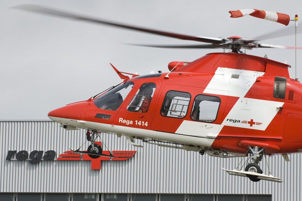 Le nouvelle helicoptere de montagne Agusta Westland Da Vinci de la Garde aerienne suisse, Rega, se pose apres la conference de presse de bilan 2009 de la Rega sur la base de l'aeroport de la Blecherette ce jeudi 15 avril 2010 a Lausanne. (KEYSTONE/Laurent Gillieron)