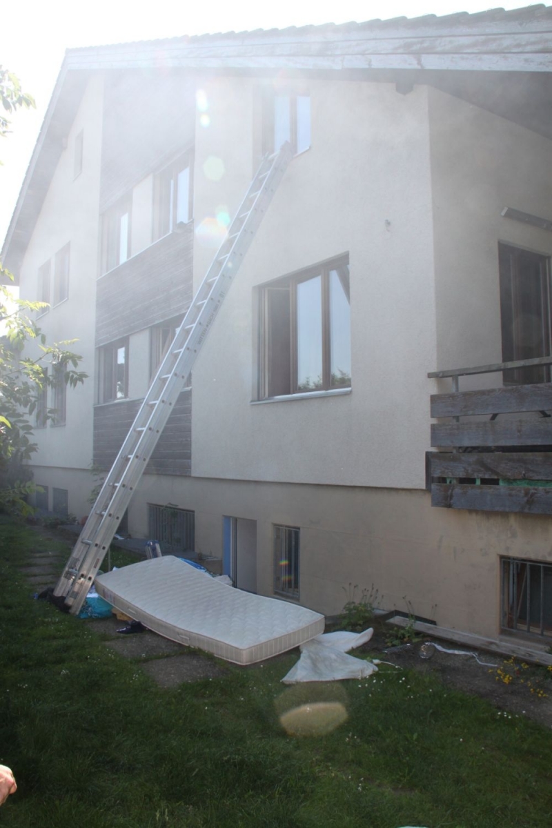 Les pompiers ont pu sortir l'enfant de la maison avec une échelle.