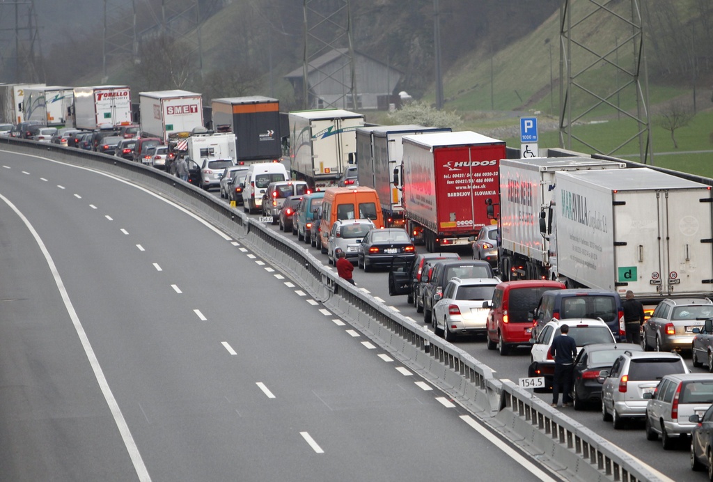 Auf der Autobahn A2 zwischen Goeschenen und Erstfeld in Richtung Sueden staut sich der Osterreiseverkehr auf rund 9 Kilometern Laenge, am Donnerstag, 5. April 2012.  (KEYSTONE/Urs Flueeler)